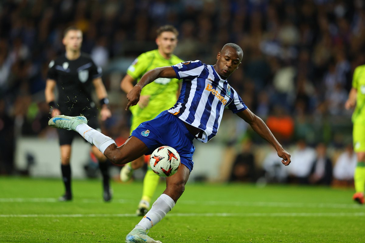 Noite fantástica no Dragão que nos embalou para mais uma vitória importante para os nossos objetivos. Seguimos focados para o próximo desafio!🔵⚪️