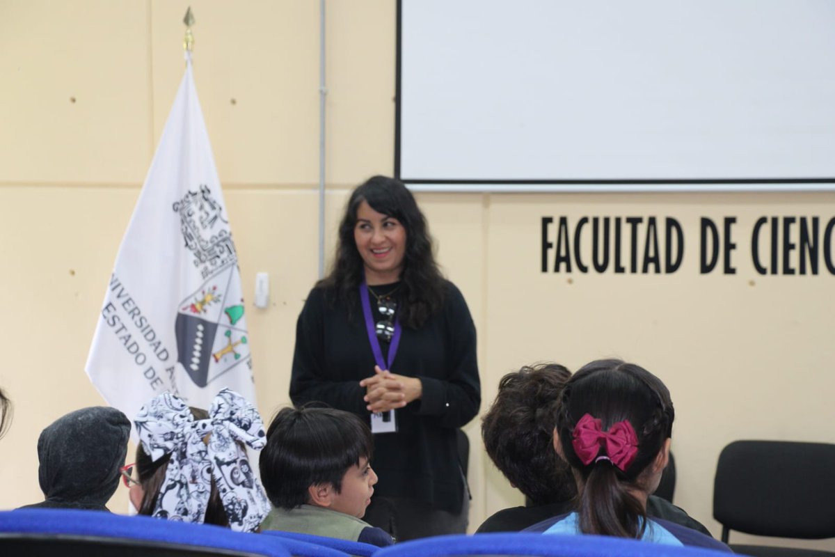 uaemorelos's tweet image. 🔬 En el Club de Ciencias #UAEM, niñas y niños descubrieron hoy los secretos de la metagenómica de virus 🦠 gracias a la investigadora Sonia Dávila Ramos del #CIDC. La actividad organizada por la Dirección de Publicaciones y Divulgación acercó la ciencia con juegos y aprendizaje.