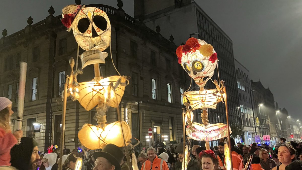 Fab to see so many people out enjoying #LightNight in #Leeds, perfect on a mild but somewhat gloomy October evening, quite a display as showcased on ⁦⁦<a href="/BBCLookNorth/">BBC Yorkshire</a>⁩
