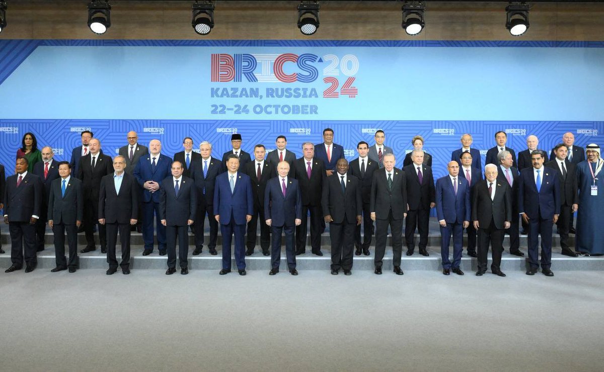 BRICSinfoar's tweet image. 🚨 الصورة الرسمية.. قمة بريكس الأخيرة بحضور زعماء 36 دولة:
🇷🇺 روسيا
🇨🇳 الصين
🇵🇸 فلسطين
🇮🇳 الهند
🇧🇷 البرازيل
🇪🇬 مصر
🇪🇹 إثيوبيا
🇮🇷 إيران
🇸🇦 المملكة العربية السعودية
🇿🇦 جنوب أفريقيا
🇦🇪 الإمارات العربية المتحدة
🇦🇲 أرمينيا
🇦🇿 أذربيجان
🇧🇭 البحرين
🇧🇩 بنجلاديش
🇧🇾 بيلاروسيا
🇧🇴 بوليفيا
🇨🇬…
