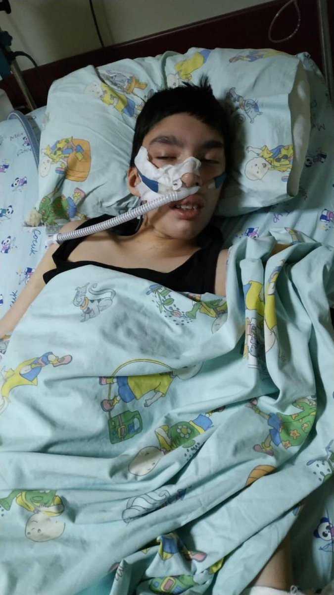 TutsakBebekler's tweet photo. 18 yaşındaki Yakup Ali Çetin, otizm, dirençli epilepsi, kas hastalığı (hipotoni), solunum yetmezliği ve yutma bozukluğu gibi ciddi sağlık sorunlarıyla mücadele ediyor ve %98 engelli durumda. Babası Eyüp Çetin ise 2021’den bu yana tutuklu bulunuyor.

Üç çocuğuyla yalnız kalan anne Gülten Çetin, yaşadıkları zorlukları şu sözlerle ifade ediyor:

"Eşimin tutuklanması, oğlumuzu adeta ölüme terk etmek anlamına geliyor. Oğlumuzun bakımını birlikte üstleniyorduk; ben de eşime destek oluyordum."
@torunkani