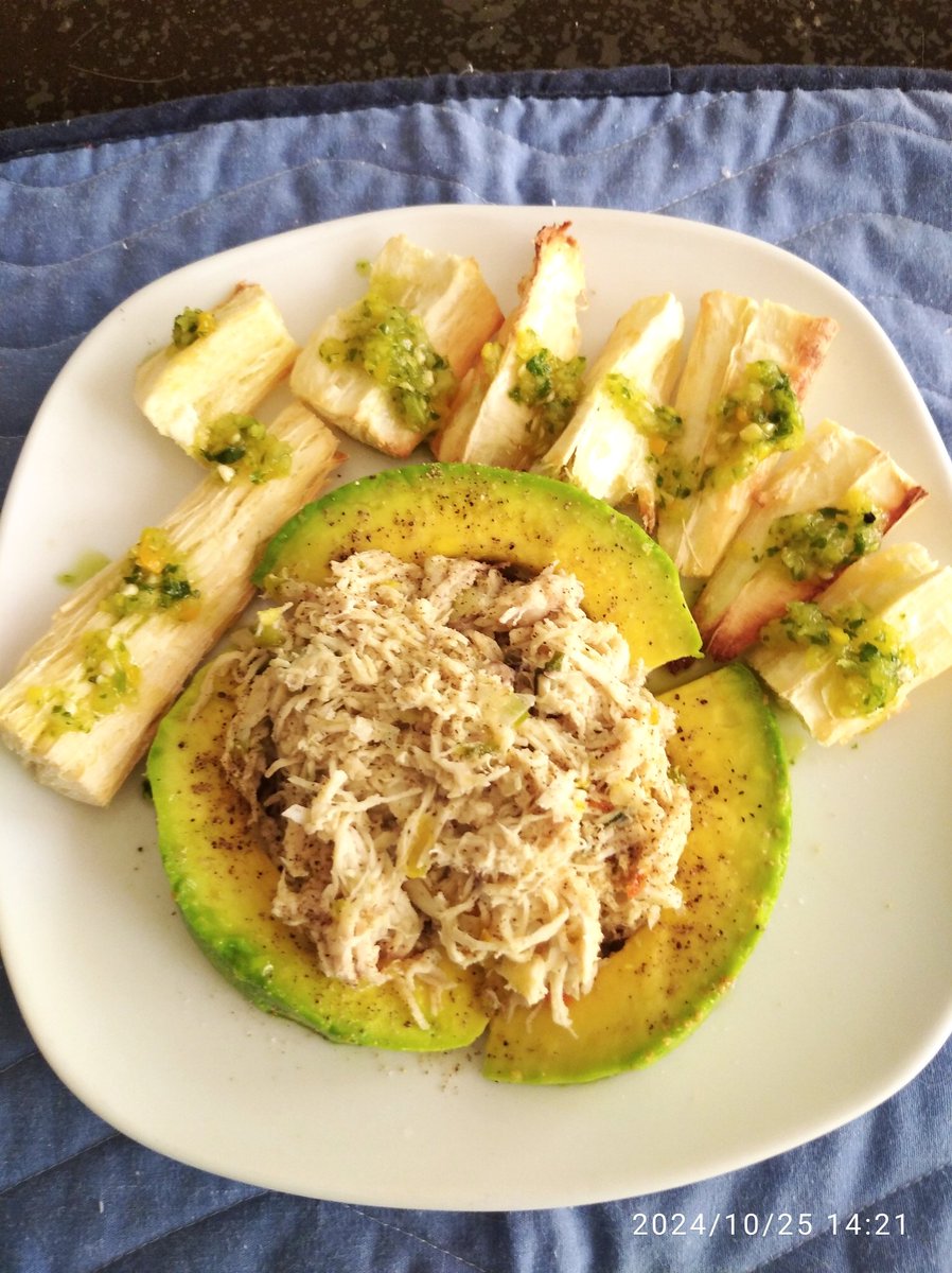 OdetteGomez61's tweet photo. Buen apetito 😋 mis 💙 Azulejos 💙 hermosos 😋 hoy tocó mi pechuga 🐔 esmechada, yuca frita en la freidora de aire y aguacate 🥑 #AquíSeComeSaludable 
#ComidaSaludable 
#SanoYNutritivo 
#SinAzúcar #SinHarinas #SinGrasas #SinArroz 
#BajandoCalorías 
#SeVieneEnero https://t.co/EBTT4L7aHa