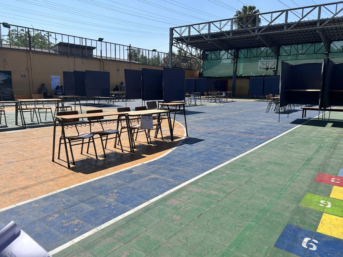perseocool's tweet photo. Una vergüenza lo de la municipalidad de Renca  y el Servel, piden compromiso mediante mensajes llamadas y correos para que uno asista y no deje de ser vocal de mesa y te salen con esta empanada, las mesas a todo sol sin protección del sol y nos dejan casi sin opción https://t.co/nQlQohsNUK