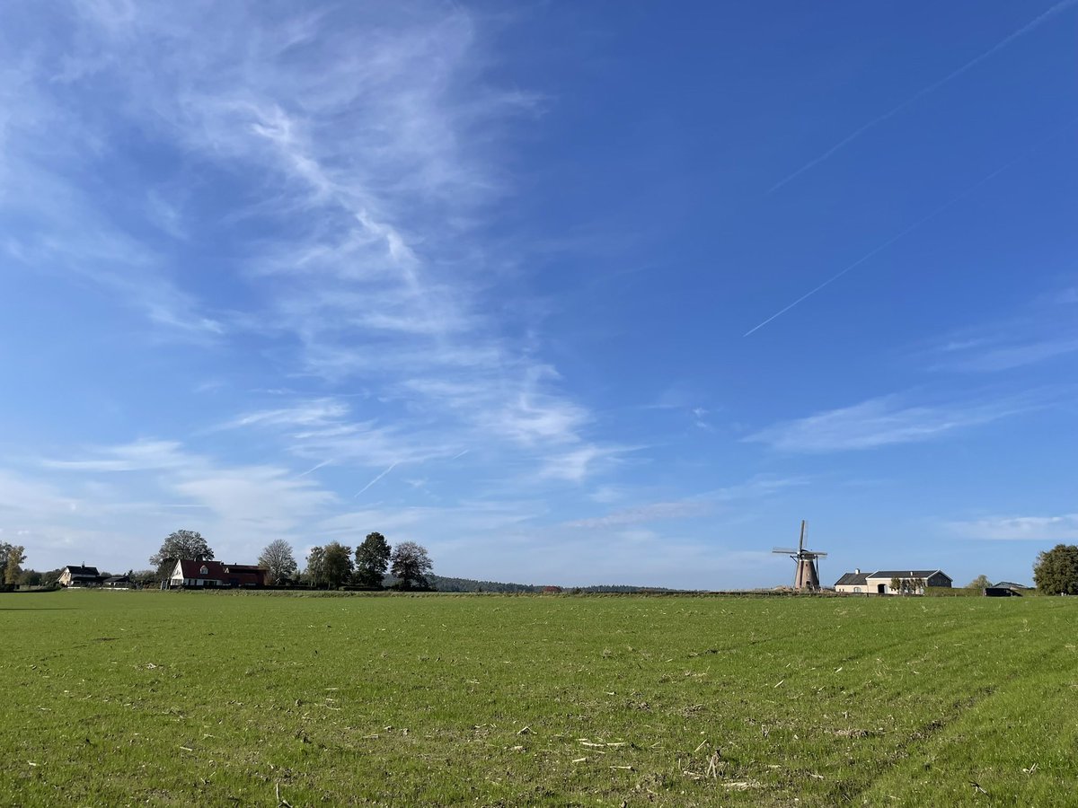 chriszeeven's tweet photo. Weer een etappe #wandelen van het #Noaberpad. Wat een geweldig wandelweer. Met de trein naar #Elten en op naar de kerk van HochElten dan via de molen van Stokkum en Kasteelstad ‘s-Heerenberg naar #Zeddam, met ook een aparte molen.
Door de bossen over de Montferlandse stuwwal. https://t.co/QyGtsjQOKt