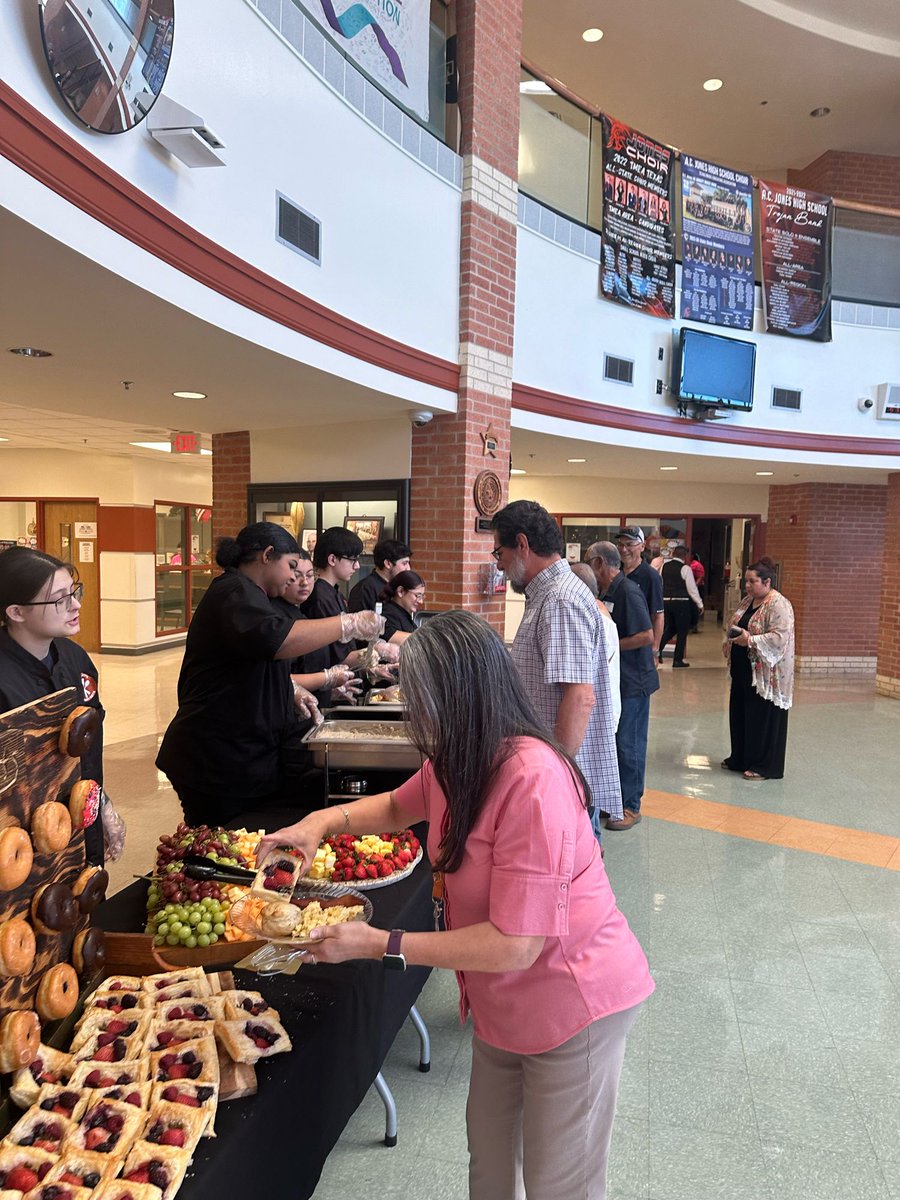 Beevillecte's tweet photo. AC Jones Culinary Arts students provide breakfast for Golden Trojans #BeevilleISD #GoTrojans #BEEtheHero #Beelieve https://t.co/diUTYatpVW