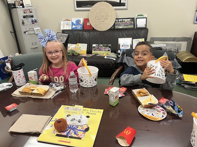 Today, a few of our PTA raffle winners enjoyed lunch with the principals!  Thank you <a href="/PtaPolk/">Polk St PTA Franklin Square</a>