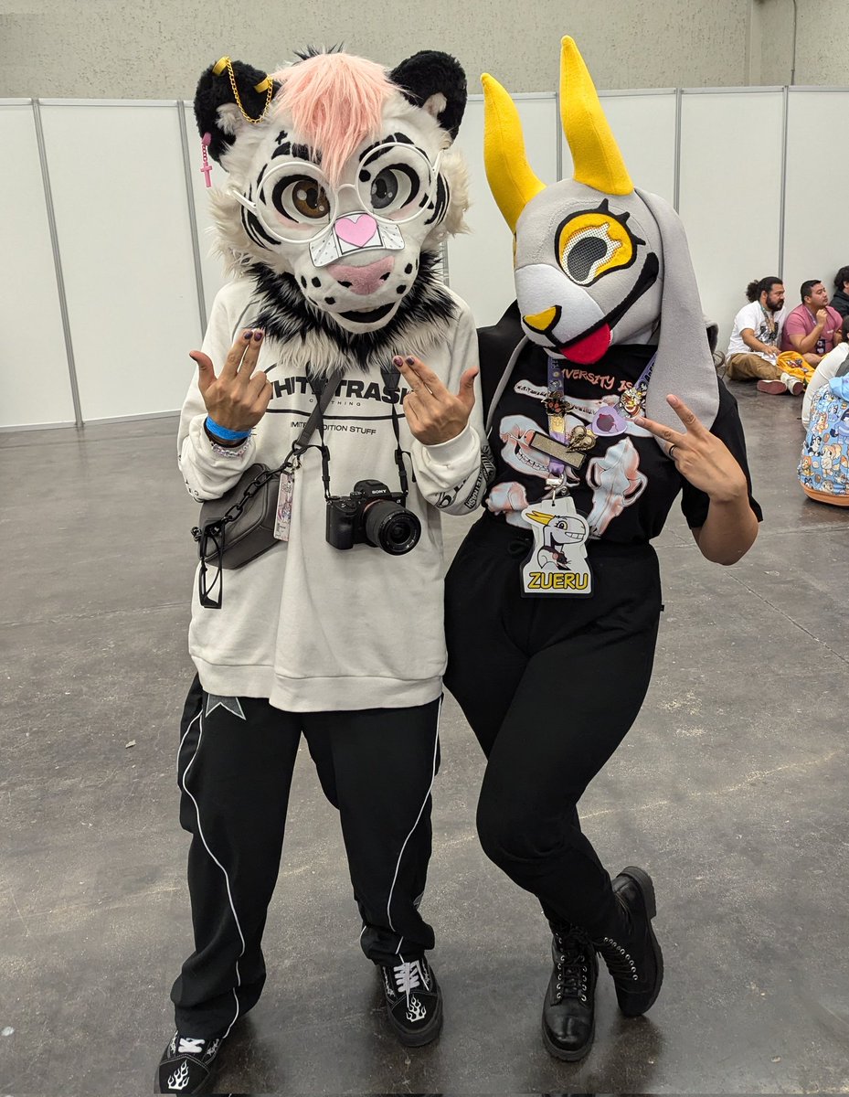 Nada que ver aquí, solo tres locos viéndose fijamente.~
🐯 🔥🐐

Feliz #FursuitFriday y #ViernesDeBotargas