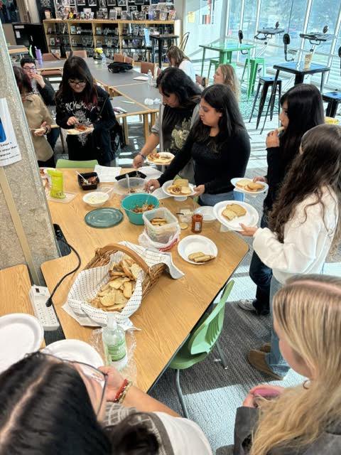 SWISDLibraries's tweet photo. @swisd_swhs Dragon Roots & Recipes first cooking event - Bruschetta class! We used some herbs that we are growing in our hydroponic garden.
#learninginthelibrary https://t.co/f2dvAwjRqE
