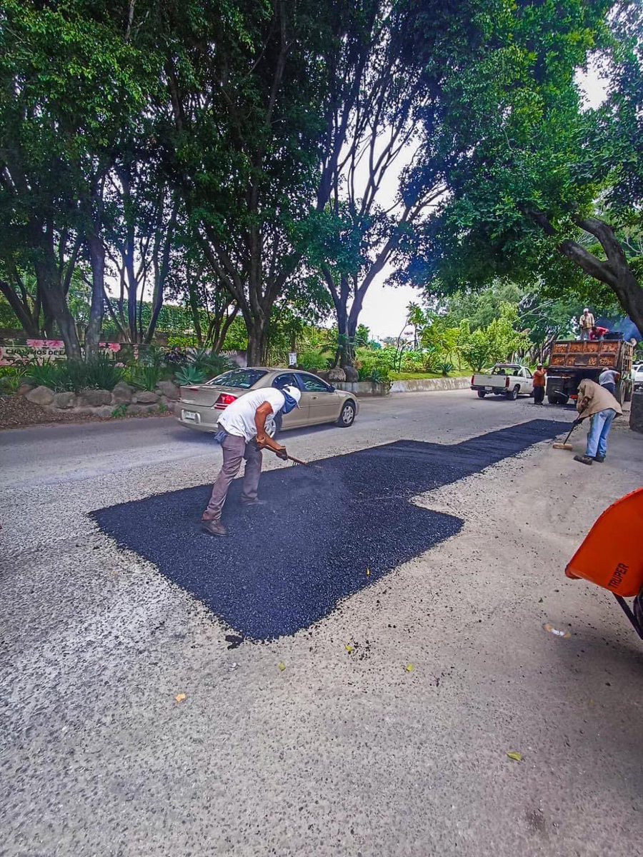 Seguimos trabajando por ofrecerte calles en mejores condiciones❗️Realizamos acciones integrales de #Bacheo en 📍Juan Pablo II - Av. México🦺

#Cuernavaca #CuernavacaSigueRenaciendo #ServiciosPúblicos