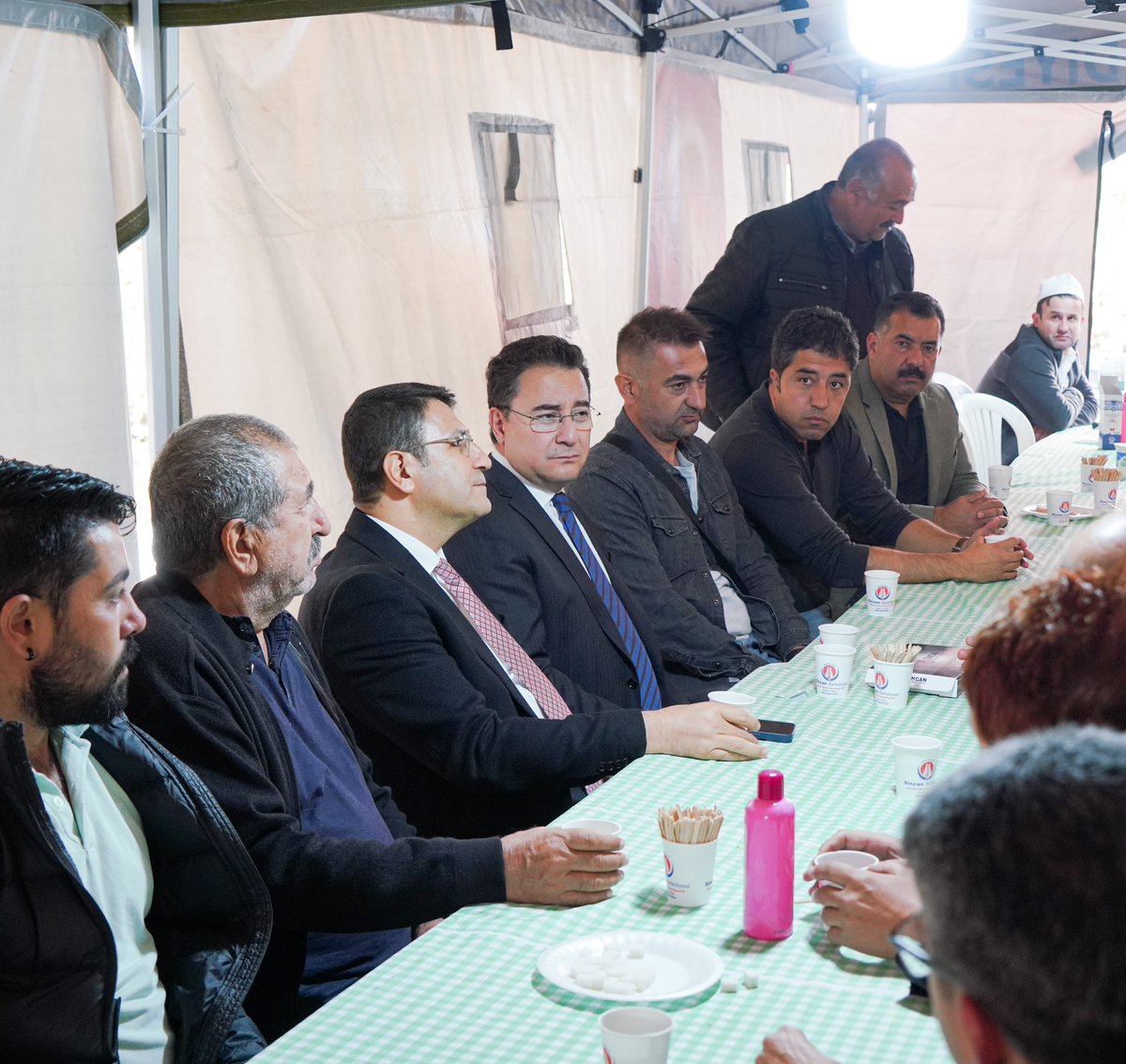 Bugün, Ankara'da TUSAŞ'a yönelik terör saldırısında şehit olan güvenlik görevlisi Atakan Şahin Erdoğan’ın ailesine taziye ziyaretinde bulundum. 

Saldırıda hayatını kaybedenlere bir kere daha Allah’tan rahmet, acılı ailelerine sabır diliyorum.