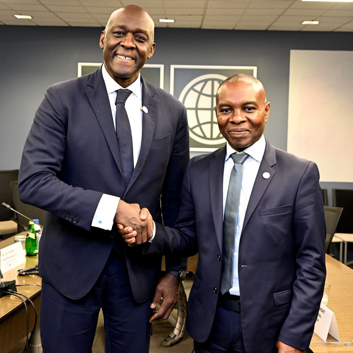 Diop_IFC's tweet photo. La France est un acteur clé du développement. Heureux d'avoir rencontré @TMohamedSoilihi, Secrétaire d'État à la Francophonie et aux Partenariats Internationaux @francediplo. Nous avons discuté de @WBG_IDA et du rôle essentiel du secteur privé dans les pays émergents, notamment dans les domaines de l'agriculture, de la gestion de l'eau et du financement climatique.