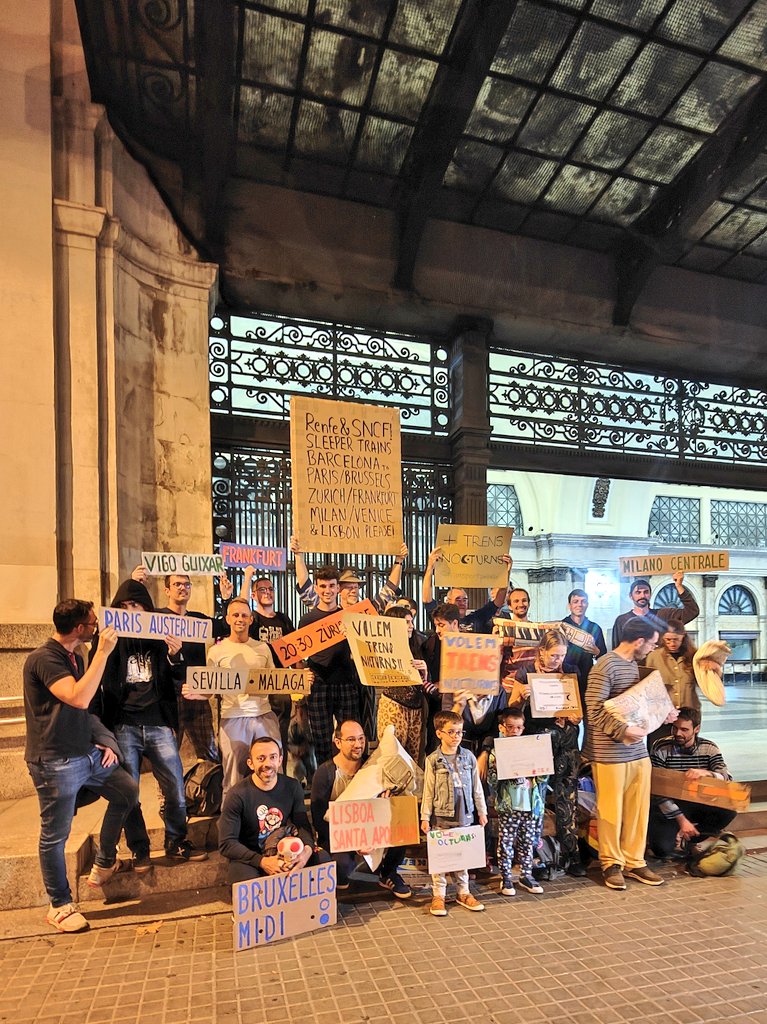 Concentració davant de l'estació de França de Barcelona per reclamar que es recuperin trens nocturns a Europa. Convoquen:
<a href="/transportpublic/">PTP ~ Associació Promoció del Transport Públic</a> i <a href="/BackOnTrackEU/">Back-on-Track.eu</a>
