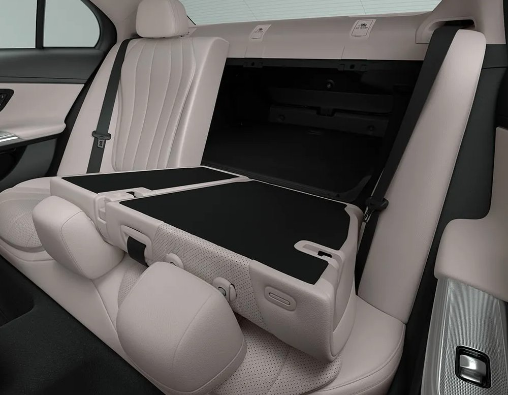 MBWestwood's tweet photo. The Mercedes-Benz E-Class Sedan offers hand-fitted upholstery on supportive seats, available in rich colors with two stitching patterns. Trim options include natural-grain wood, piano black, or modern woven metallic fabric.

#LuxuryInteriors #MBUSA https://t.co/h2gF0zaJt3