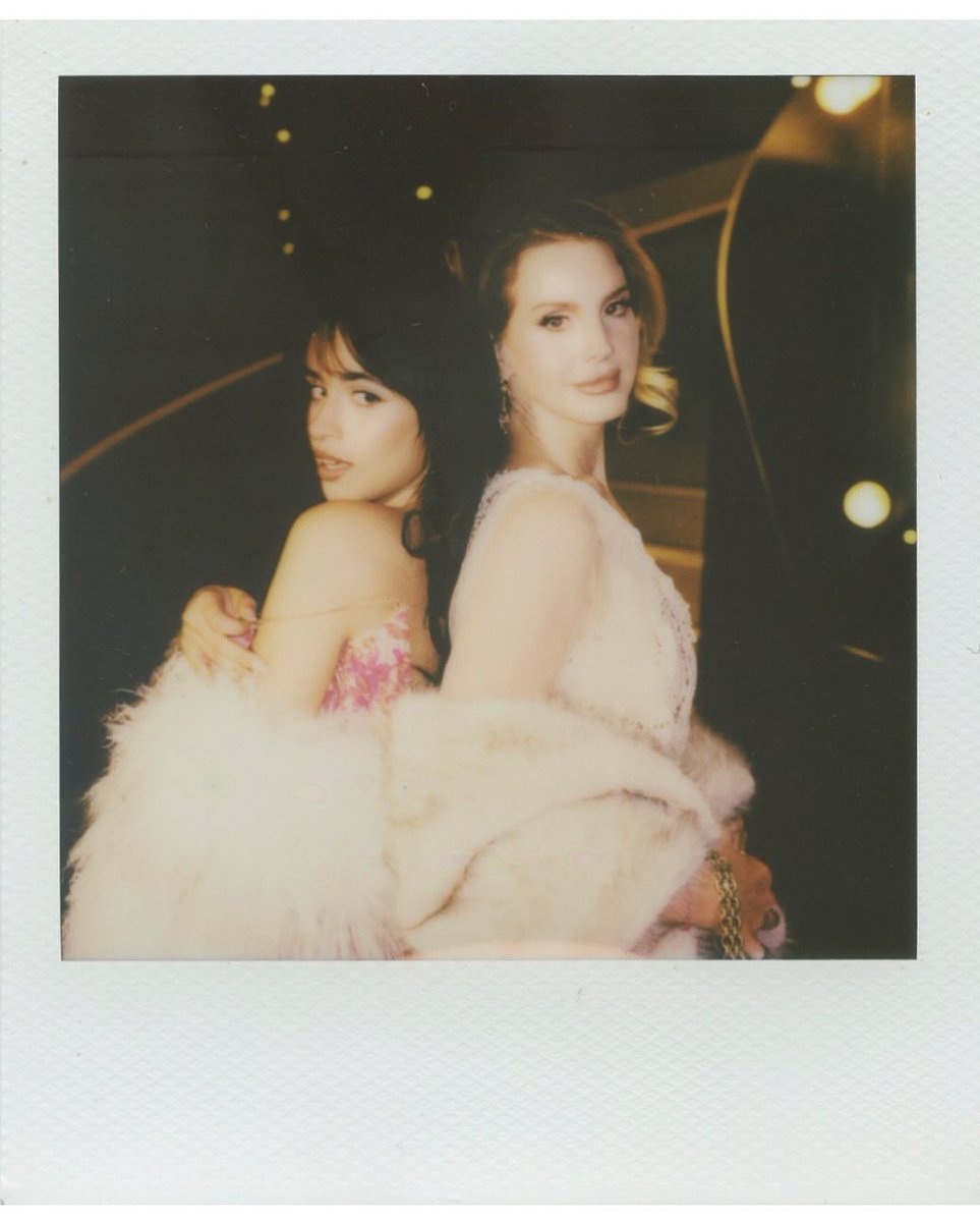 Camila_Cabello's tweet image. yummy, my lips taste like my drink 🎀💘🩰🌸🫦