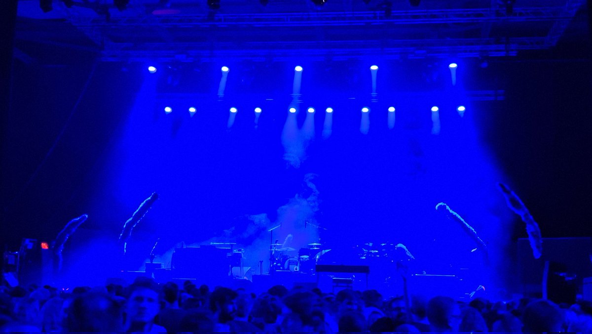 agnosticwaylife's tweet image. En posición para ver el concierto de Crowded House en el Sant Jordi Club