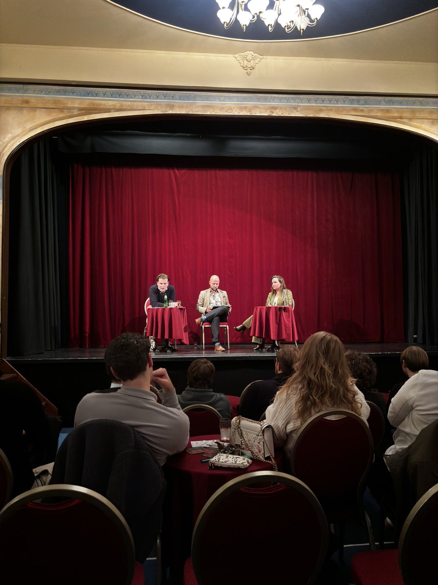 In een intieme theaterzaal gaan <a href="/JoanneSloof/">Joanne Sloof</a> en <a href="/SebasHFLemmens/">Sebas Lemmens</a> met elkaar in debat. Twee hele sterke kandidaten voor het voorzitterschap van het <a href="/CDJA/">CDJA</a>. Hoe dan ook staat onze club een mooie toekomst te wachten!💚
