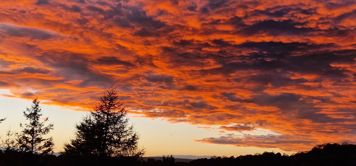 CraigHughes123's tweet photo. 2 #PHOTOS looking east and 2 looking west taken 10 minutes apart, first one looks like something from a film! @AbergeIe #NorthWales @ItsYourWales @Sue_Charles @Ruth_ITV @DerekTheWeather #sunset #sunsets #rainbow https://t.co/pMvMyGOx7T