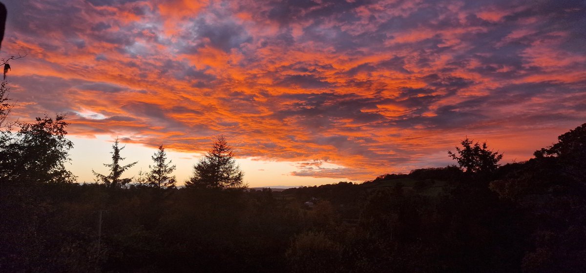 CraigHughes123's tweet photo. 2 #PHOTOS looking east and 2 looking west taken 10 minutes apart, first one looks like something from a film! @AbergeIe #NorthWales @ItsYourWales @Sue_Charles @Ruth_ITV @DerekTheWeather #sunset #sunsets #rainbow https://t.co/pMvMyGOx7T