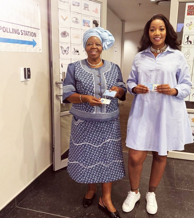 _dinotshe's tweet photo. Women fought for the right to vote, so we do not take it for granted. My favorite person and I went to vote in Joburg.  Please vote next week🙏💜
 Re Dikwete @gasebalopi 💃💃💃 https://t.co/QGLHKEBp98