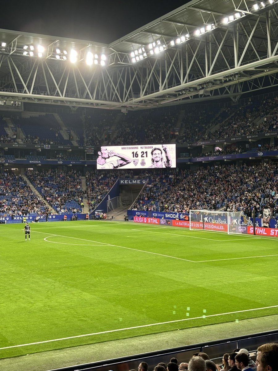 El_Clausulazo's tweet photo. 👏 El RCD Stadium aplaude en el minuto 16 por Antonio Puerta 

✊ Emotivo mensaje en la pantalla del estadio entre RCD Espanyol y Sevilla.

❤️ Este SÍ es el deporte que nos gusta. https://t.co/RvK09RHNMK
