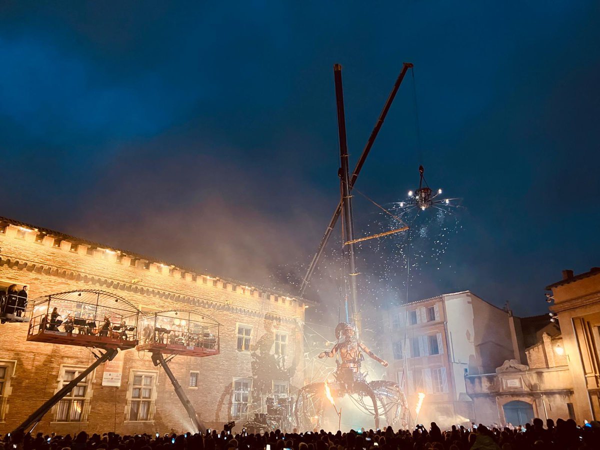 F3Occitanie's tweet photo. La nuit tombe et #Lilith se réveille. L’heure est de descendre du toit du @MSR_Tlse au milieu de la neige. Que le spectacle @lamachinefr commence à #Toulouse ! Crédit photos @sopointaire https://t.co/A7BlJIRtOn