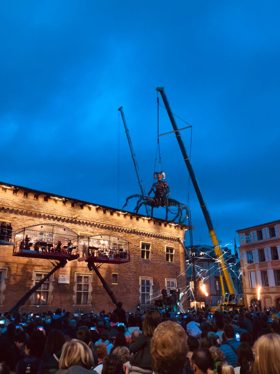 F3Occitanie's tweet photo. La nuit tombe et #Lilith se réveille. L’heure est de descendre du toit du @MSR_Tlse au milieu de la neige. Que le spectacle @lamachinefr commence à #Toulouse ! Crédit photos @sopointaire https://t.co/A7BlJIRtOn