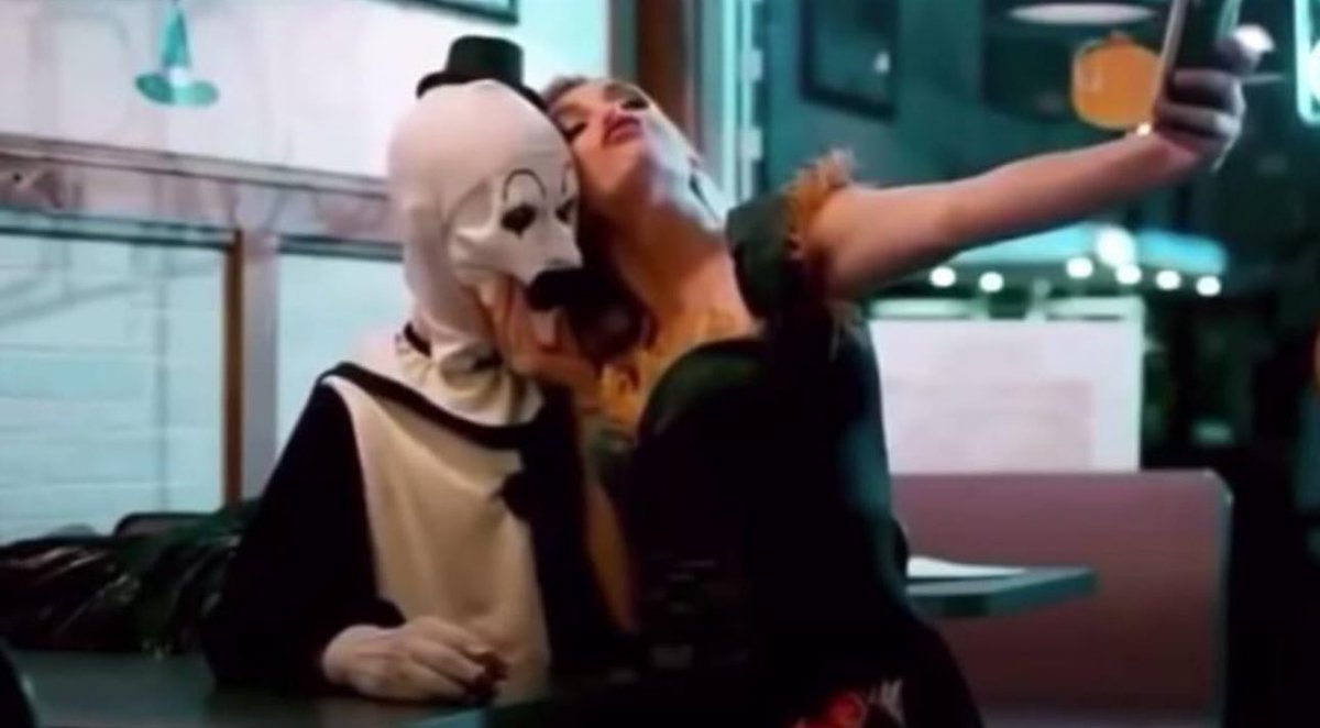 Hoodville_'s tweet photo. When the relationship is toxic but yall try to look good on Instagram https://t.co/WANMvGZTRd