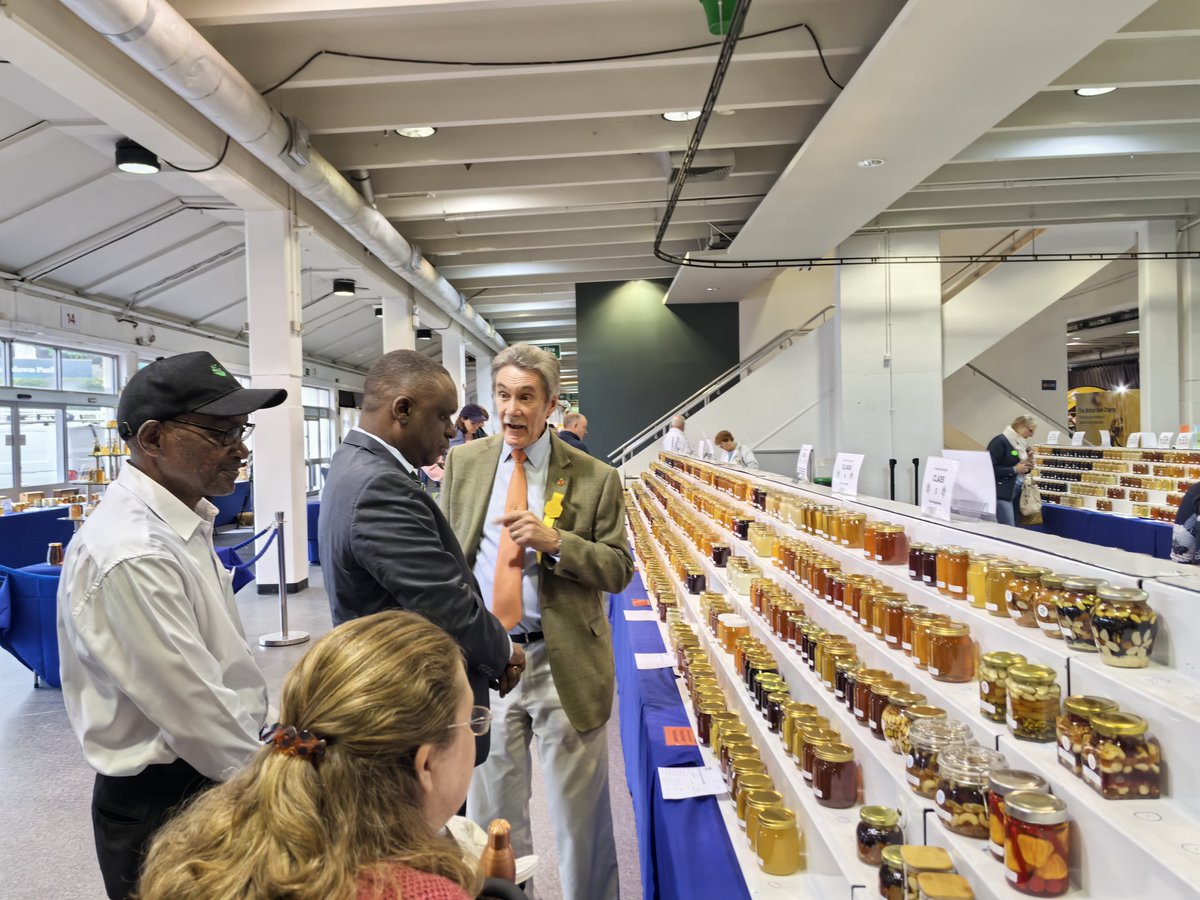 UbaloziUK's tweet photo. Asali ya Tanzania - Swahili honey, Go Green honey,  na Miombo yawa kivutio katika maonesho ya Asali yaliyoanza jana jijini London.  Imeelezwa kwamba kuanzia mwezi January 2025 asali hiyo itaanza kuuzwa katika maduka makubwa nchini Uingereza. Balozi @MbelwaK ametembelea maoenesho hayo leo na kutoa pongezi kwa Makampuni ya PMM, African Group, Central Park Bees na FREMU kwa kuchangamkia soko la Uingereza na amewaahidi ushirikiano wa Ubalozi katika kutafuta masoko mapya