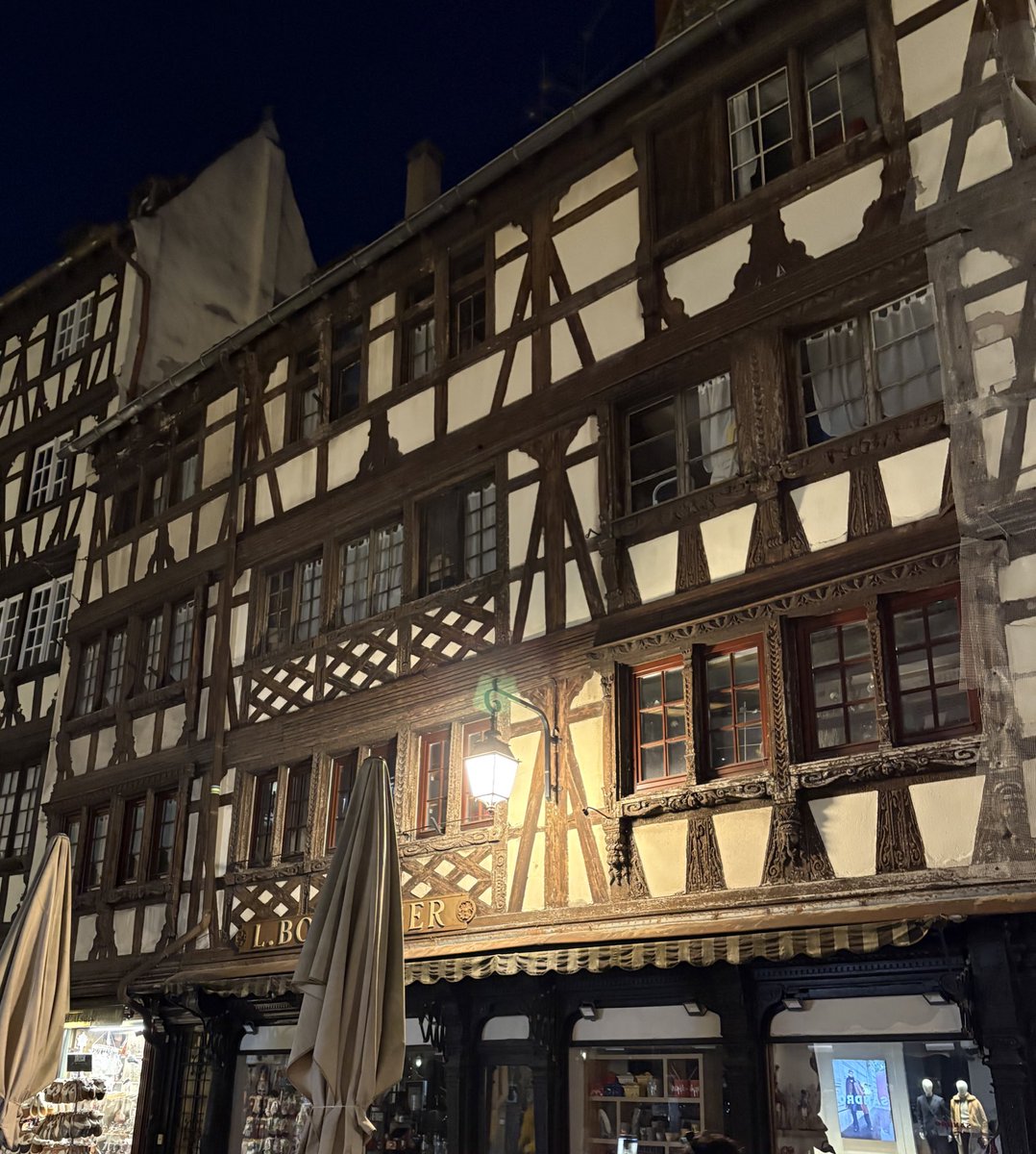 Herrmaennchen's tweet photo. Im Dunklen ist #Straßburg fast noch schöner. https://t.co/UzQXvpe37o