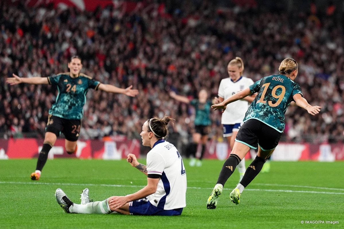 dw_sports's tweet photo. #ENGER 🏴 2-3 🇩🇪 at halftime, with all 5 goals coming from Bayern Munich players 🙃
⚽️⚽️ Giulia Gwinn
⚽️ Klara Bühl
⚽️⚽️ Georgia Stanway https://t.co/4mjYmmFMkq
