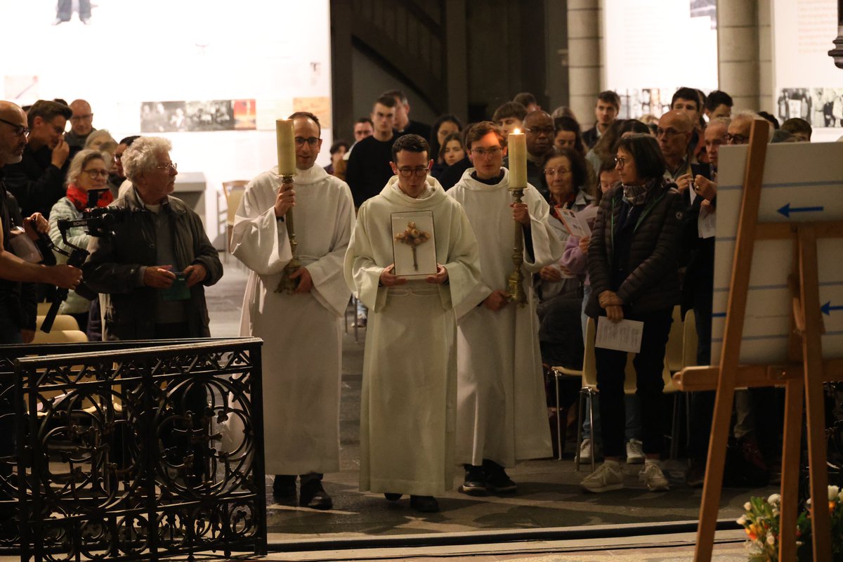 DioceseRennes's tweet photo. ❤️🔥 La lecture des lettres de #MarcelCallo et la présentation de la Croix d’Immortelles, fabriquée par un codétenu de Marcel Callo, ont permis à tous les participants d’entrer au cœur du thème du Festival : Vibrer au rythme de l’espérance.
#festivalmarcelcallo #dioceserennes https://t.co/wA4LjcY7bQ