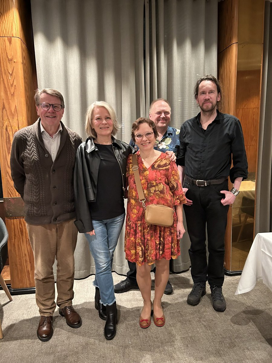 CrimeTime-osuuskunta kokoontui illalliselle kokoonpanolla Kari Häkämies, Taina Haahti, Tapani Bagge, JP Koskinen, Harri Simola ja minä. Meiltä tulee ystävänpäiväksi Kill Your Darlings -novellikokoelma! <a href="/karihakamies/">Kari Häkämies</a> <a href="/jpkoskinen/">JP Koskinen</a> <a href="/CrimeTime/">Crime Time dekkarit</a> <a href="/DocendonKirjat/">Docendo</a> #killyourdarlings