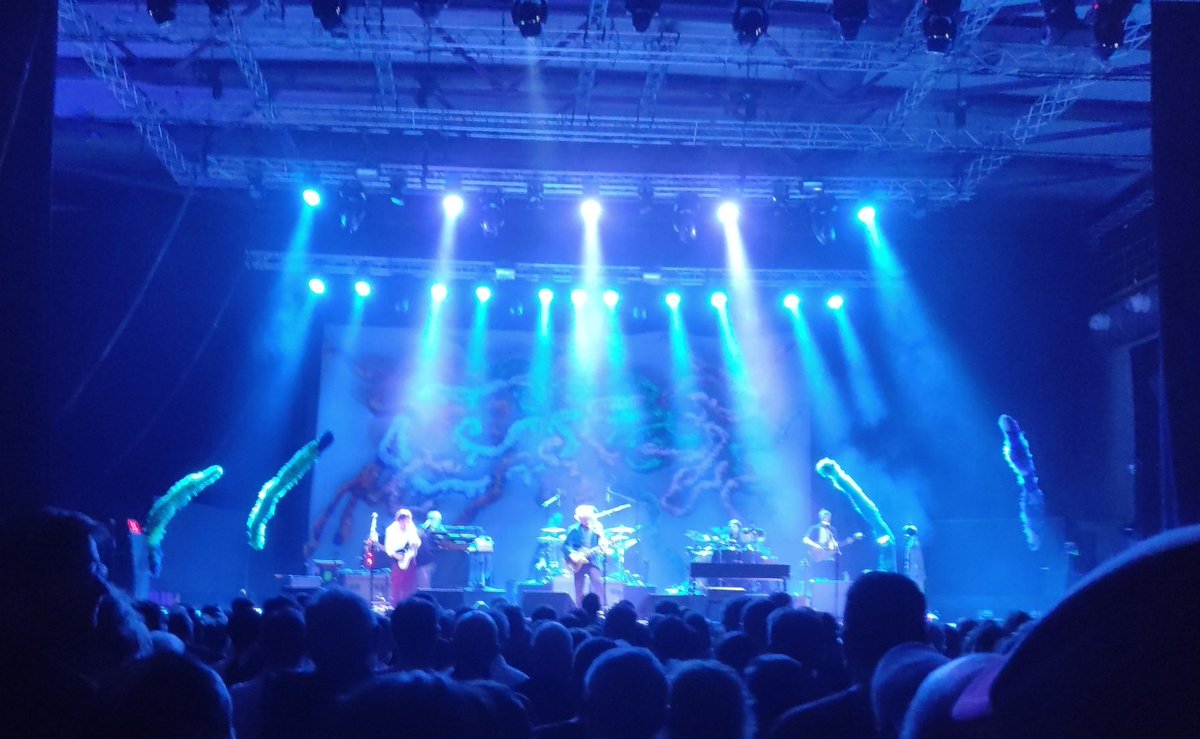 PilotAalOlla's tweet image. GIG....uirigall el concert de Crowded House a BCN

Tot el galliner corejant i desentonant a cada cançó, en fi sort que som divendres