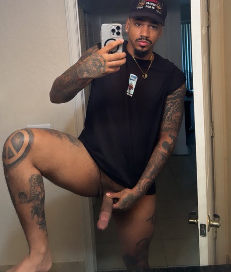 Follow this fine sexy ass man @Giraffemanx you won’t be disappointed 🤩🤩
