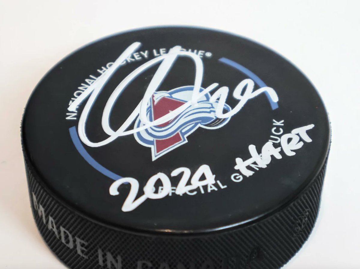 #FeaturedItemFriday 🤩🏒

NEW Nathan MacKinnon Colorado Avalanche Inscribed “2024 HART” Official Game Puck ($259.99)!

Available now on our website &amp; eBay site.

#LatitudeSports #ColoradoAvalanche #NHL #MVP #NathanMacKinnon #GoAvsGo #SportsMemorabilia #Denver