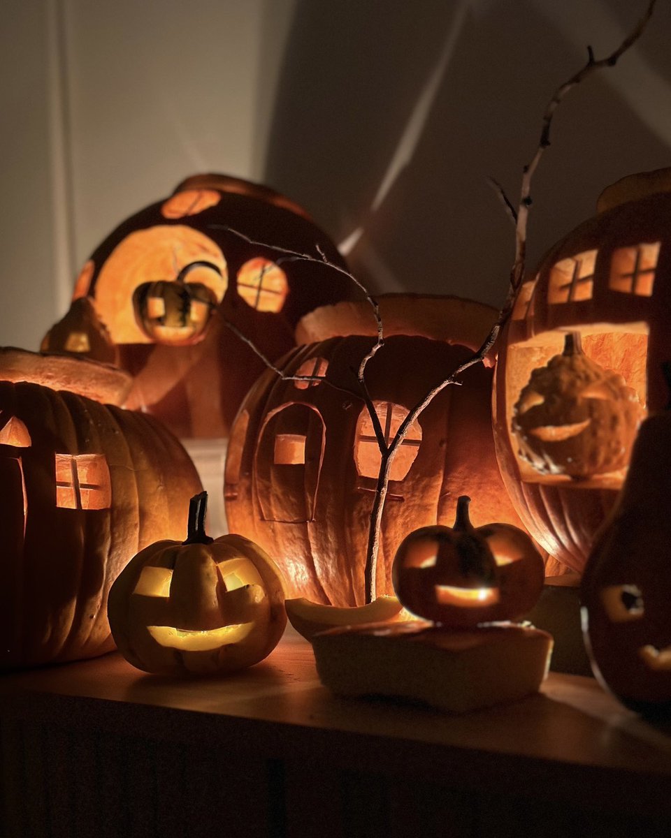 tercosmicqueen's tweet photo. bienvenidos a Pumpkin City. Las 3 mini-calabazas que están juntas son hermanas y se llaman Pipa, Pulpita y Pumpkinette. La de abajo, Doña Calabacia, es la alcaldesa. Las dos de arriba se llaman Pepita y Pepota, viven en el pueblo de al lao pero pasan el otoño en Pumpkin City. https://t.co/L3nBS6niCA