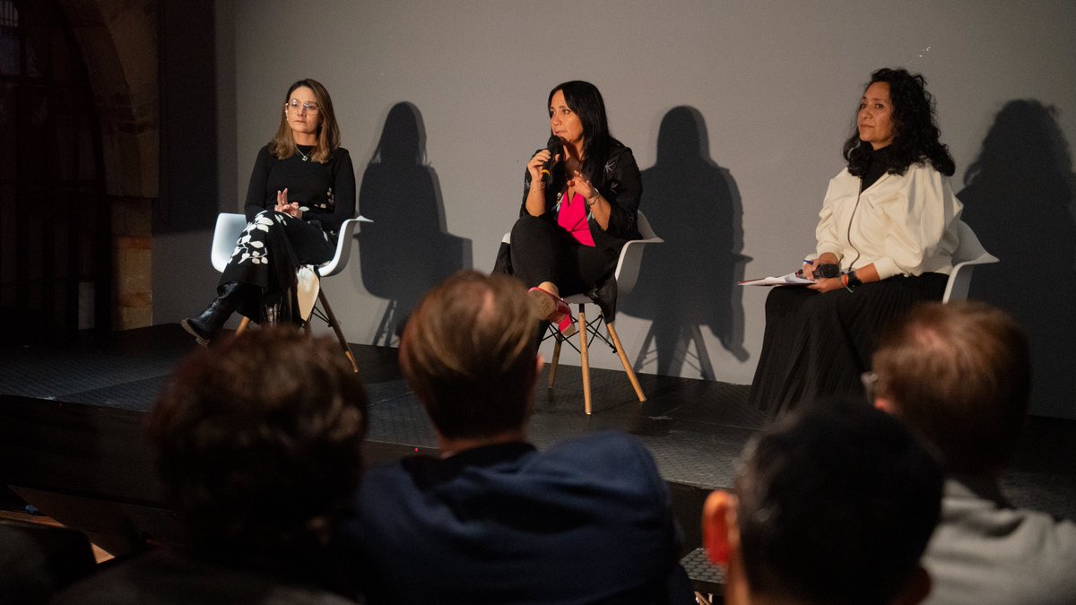 María Fernanda Ortiz, grta. de  <a href="/TransMilenio/">TransMilenio</a>, y la directora DTPM, Paola Tapia, participan en el conversatorio ‘Logros y retos de los Sistemas de Transporte Público de Bogotá y Santiago, tras 25 años de innovación' y suscriben el acuerdo de colaboración entre ambas ciudades.