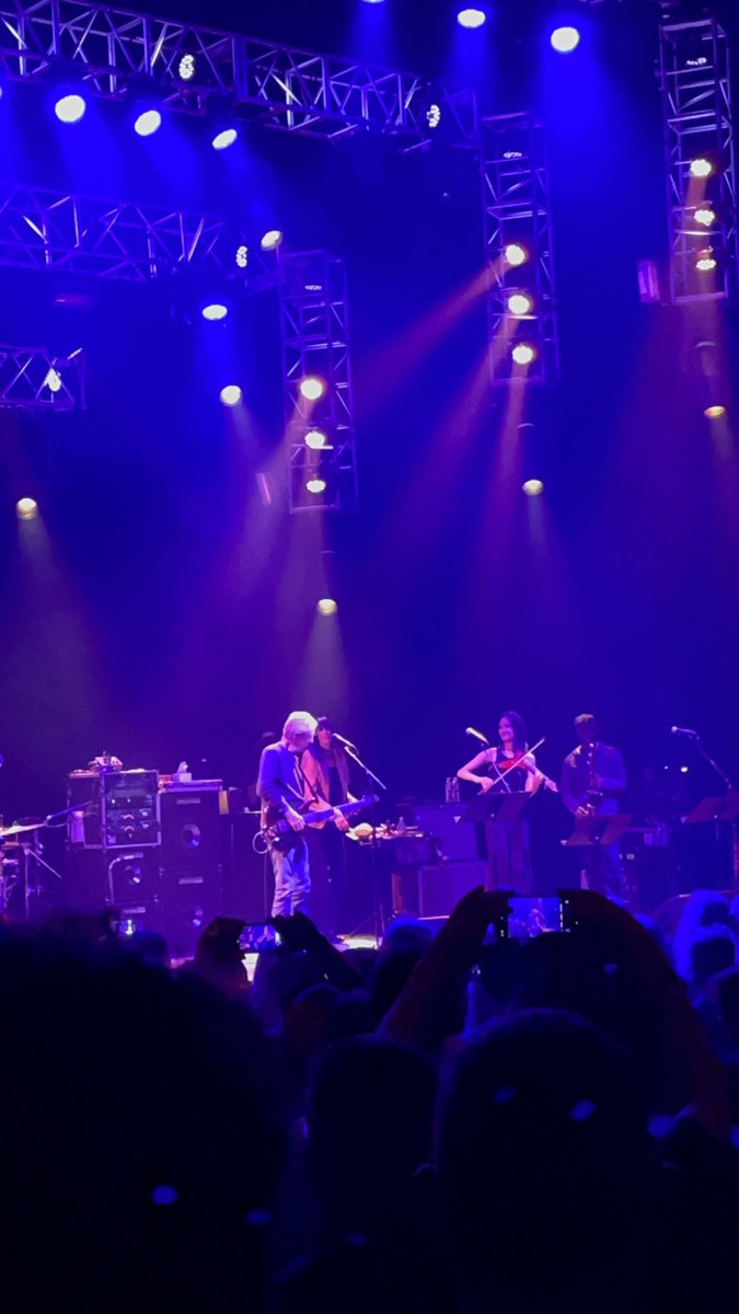 Stub_Me_Down's tweet photo. Fucking heartbroken to hear about Phil Lesh. Never having seen Jerry Garcia and the GD, Phil &amp; Friends was my primary live connection to the Grateful Dead. I know some of my best friends, including @AndersonSkinny , because of Phil. 

Fare thee well, Phil. And thank you. https://t.co/X3i9QVFfyJ