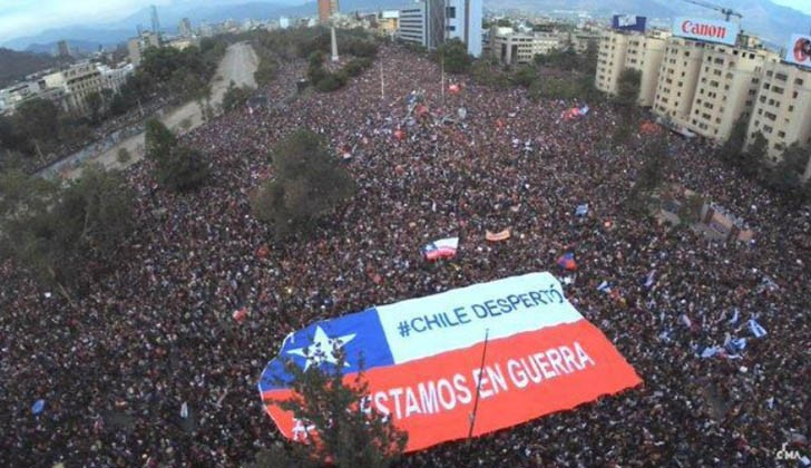 Hace justo 5 años millones de personas se reunían en Santiago y en todas las regiones del país en #lamarchamásgrandedechile . 
Se exigía igualdad para el ejercicio de derechos sociales como son el derecho a la salud, a la educación y poder tener pensiones dignas. 
A 5 años desde