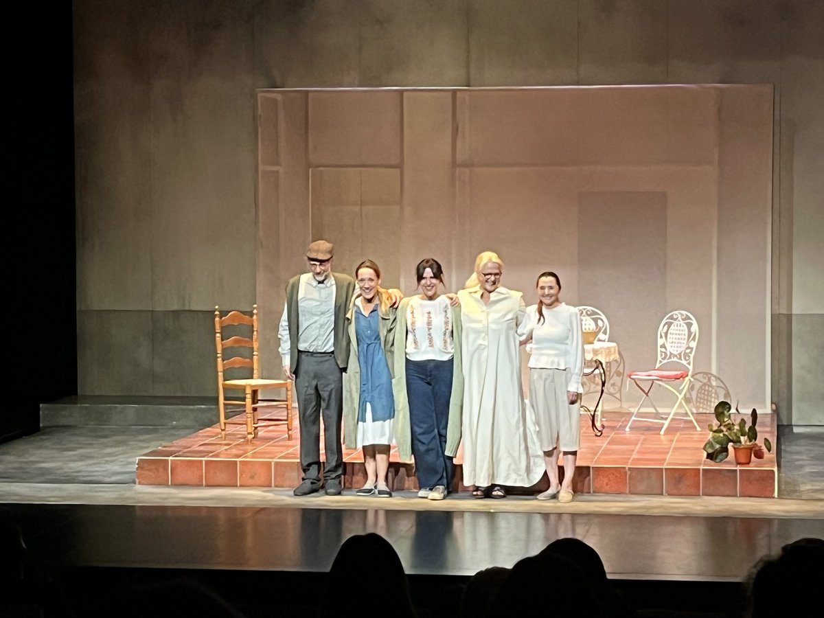 “Masustondoen patioa”
Guraso zahartuak, bertan bizi den alaba eta kanpoan dagoena. Familia barruko pozak, minak, oroitzapenak eta harremanak. Barreak eta malkoak eragiten dituen historia.
Bikain S.Cozar <a href="/aizpea_goenaga/">Aizpea Goenaga</a> <a href="/Dorle7Dorleu7/">dorleta urretabizkaia</a> <a href="/EgaaOlatz/">olatz beobide egaña</a> eta M.Rubio Zorionak @Vaivenprod!