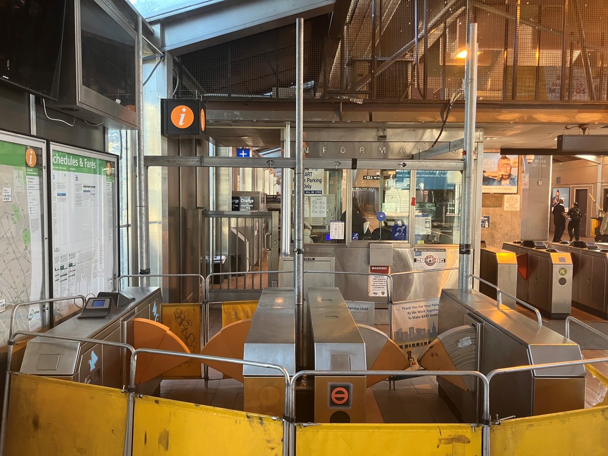 Installation of the new Next Generation Fare Gates is beginning at three BART stations in the next week!

• Coliseum 

• Montgomery

• Powell 
 
So far BART has successfully installed gates at eight other stations across the system.

Check the thread to learn more 🧵⬇