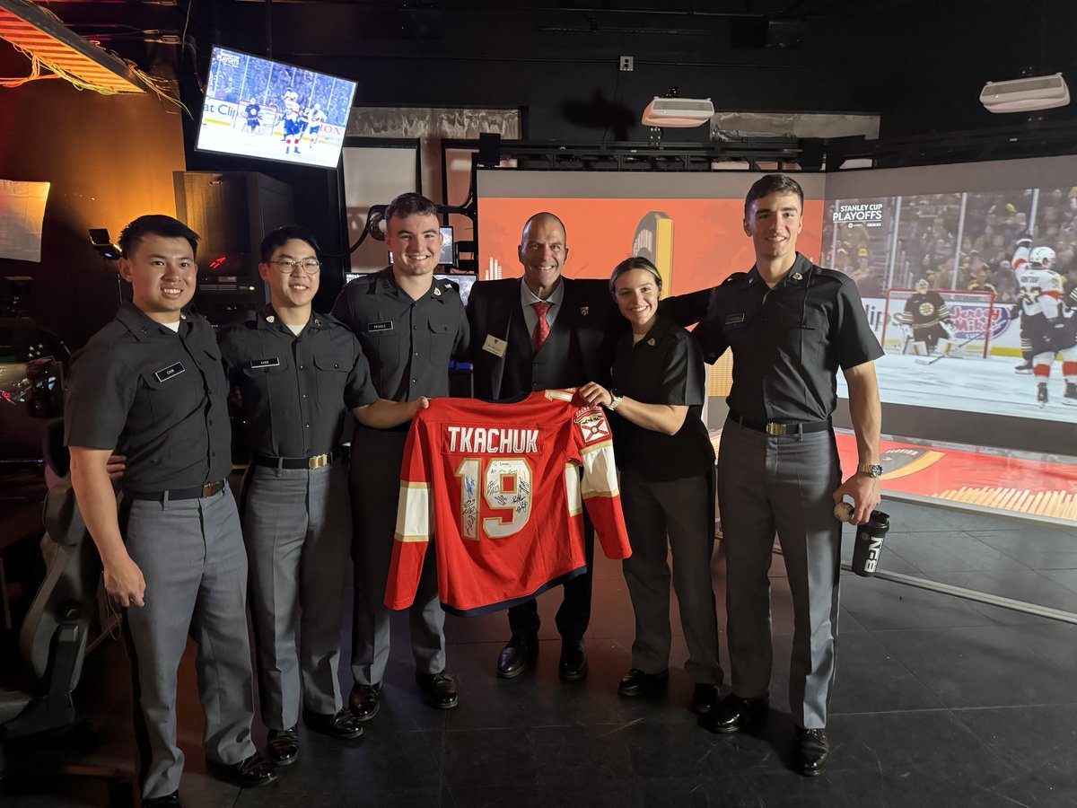 bzitojr's tweet image. Thank you to @GoArmyWestPoint @WestPoint_USMA for a rewarding visit today. It was a honor to meet cadets from all over, especially these cadets who call South Florida home!