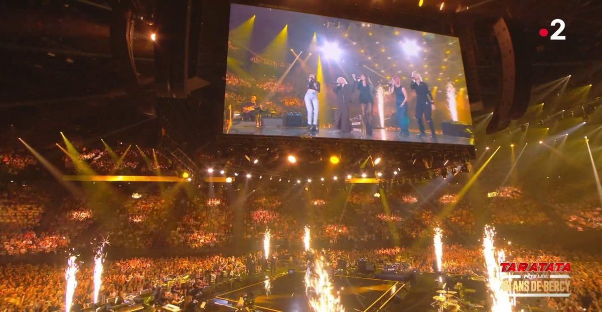 nicop35's tweet photo. Ce medley de @JeniferOfficiel lors de ce #TaratataBercy40 était vraiment chouette 👍 Parfait pour réchauffer cette soirée d'automne avec au "Au Soleil ☀️" https://t.co/gcJ0qs0xMe
