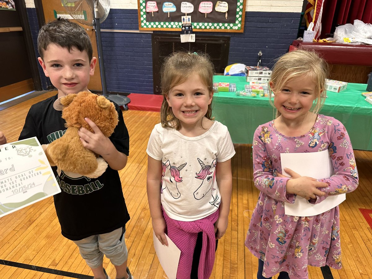 missmcgovernkdg's tweet photo. Congratulations to our kindergarten Top Bulldog Bonus Earners for the first quarter. We’re so proud of you! #beevergreen #d124 https://t.co/PQiJVe6V8L