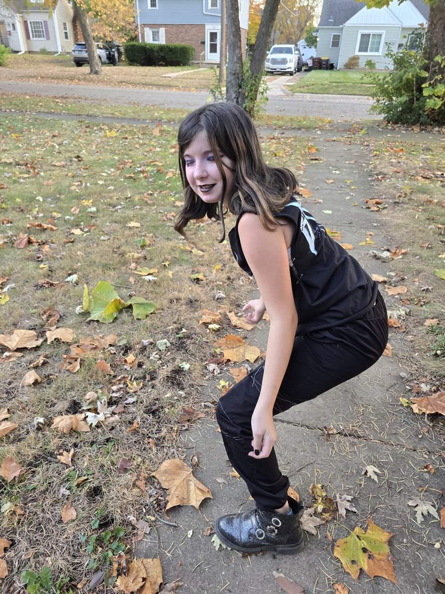 JaniceFosse's tweet photo. @RheaRipley_WWE @WWE @WWEUniverse she's dressed as her favorite #wwe wrestler for Halloween!! 
#rheabloodyripley https://t.co/DBh2RTeZZf