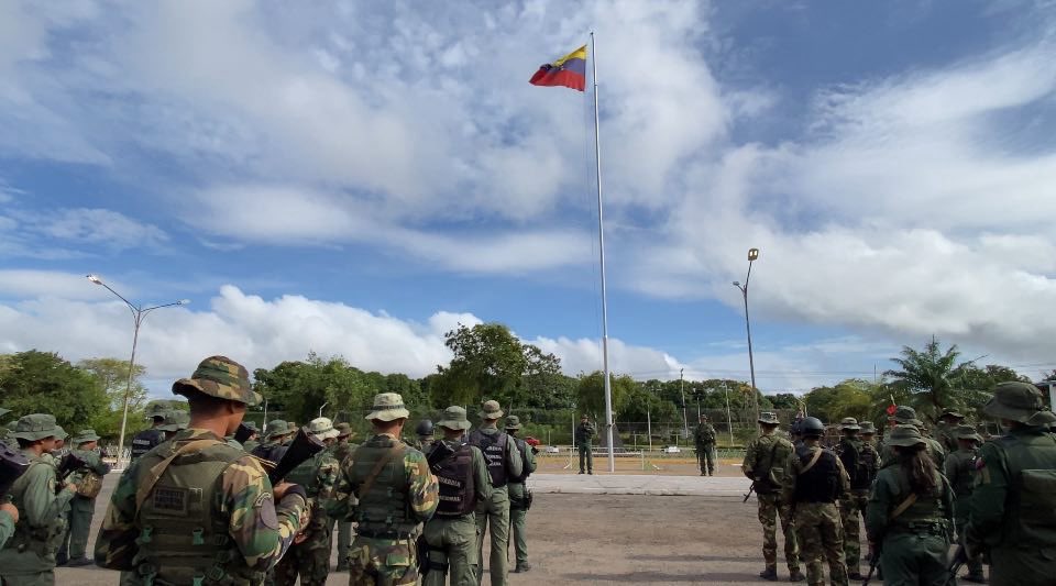 CEOFANBVE's tweet photo. Repost GJ. @dhernandezlarez: Una vez juramos honrar y defender a nuestra patria, hoy en día reafirmamos nuestro juramento !

#FANB 
#IntegrarEsVencer https://t.co/D2SaXQ5QpB