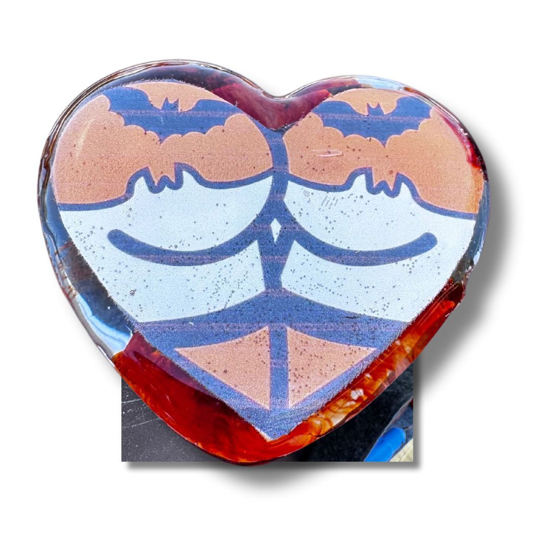 Poxy_Roses's tweet image. Good morning, friends! 🌞🦇 Starting the day with some gothic vibes. Check out this Bat Wings Heart phone grip– handmade and totally unique buff.ly/3zZU6tP 🖤 #GoodMorningVibes #GothicStyle #BatWings #PhoneGrip #HandmadeWithLove #ShopSmall #PoxyRose #ResinArt #CustomGrip