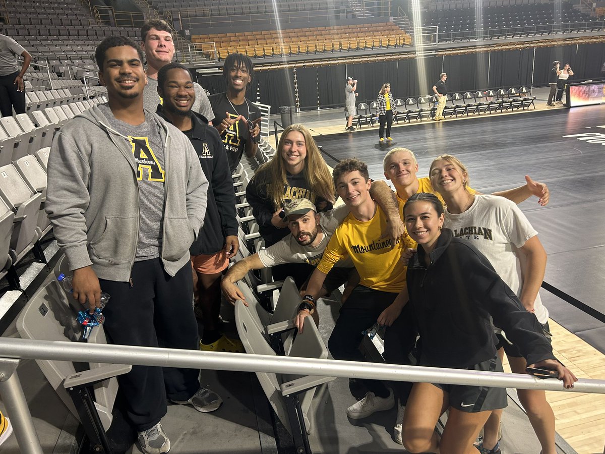 AppStateRISE's tweet image. APP WINS! ⚫️🟡 Athletes Supporting Athletes cheering on Volleyball as they sweep Coastal 3-0 tonight!! 

#GoApp