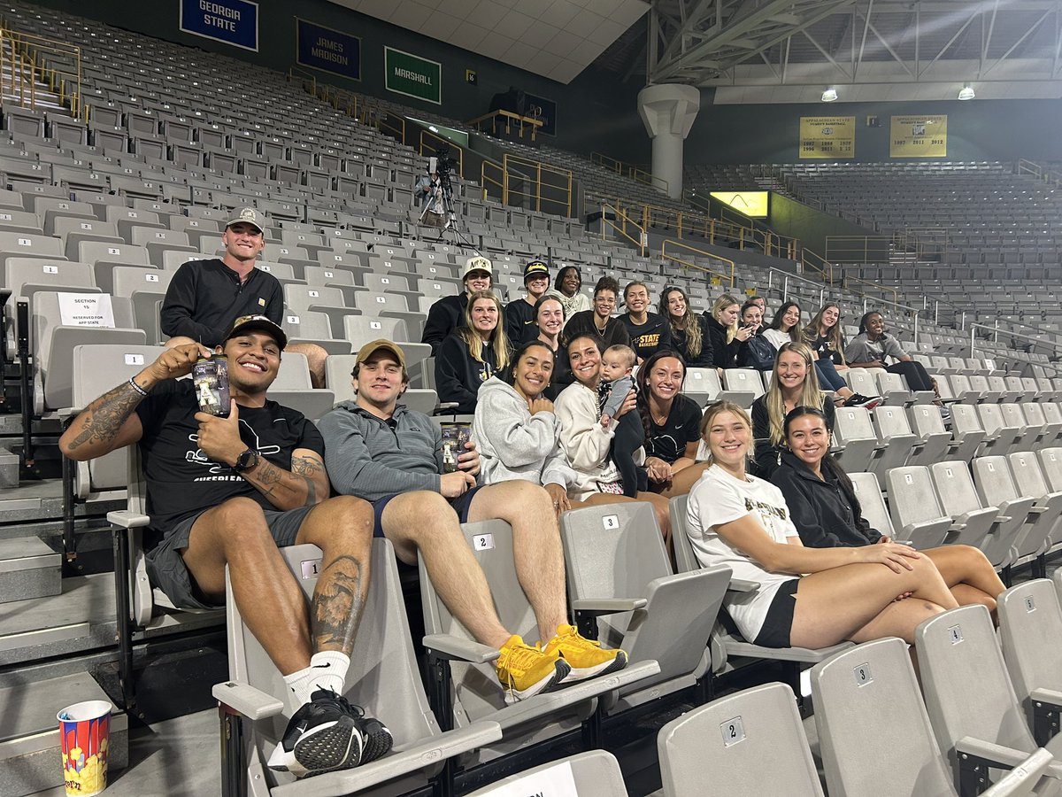 AppStateRISE's tweet image. APP WINS! ⚫️🟡 Athletes Supporting Athletes cheering on Volleyball as they sweep Coastal 3-0 tonight!! 

#GoApp