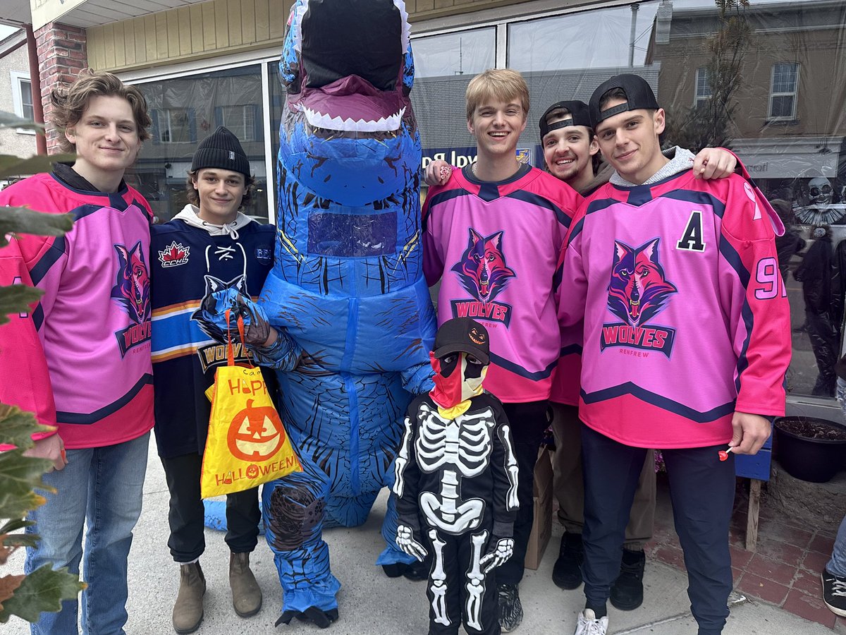 RenfrewWolves's tweet image. Awesome night at Freaky Friday! 🎃 Huge thanks to the BIA for inviting our Jr A Wolves to join the Halloween fun! Growler was a hit handing out candy to our fans. Can’t wait for next year! #RenfrewWolves #CommunitySpirit #FreakyFriday